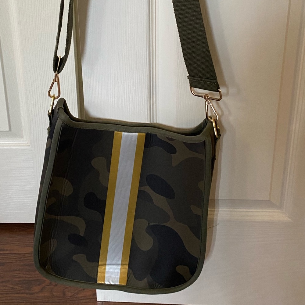 Camo neoprene messenger bag, lightweight and like new!!